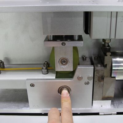 CLX-96 Automatische glasvezelkabel snijmachine met een snelheid van 1,6-2,1 m/s voor 0,9 mm-6 mm patchcords en touch interface